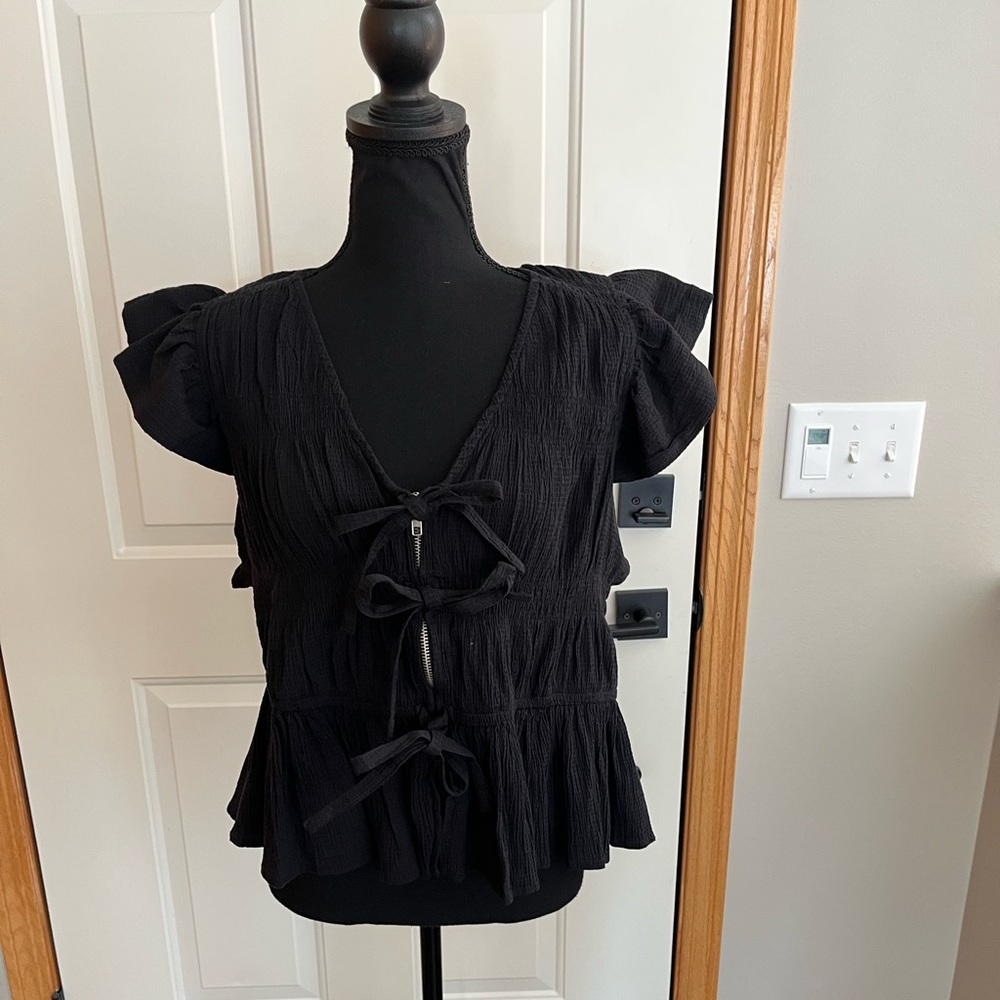 New women’s Jennifer & Grace black texture zipper tie v neck shirt vest. Large